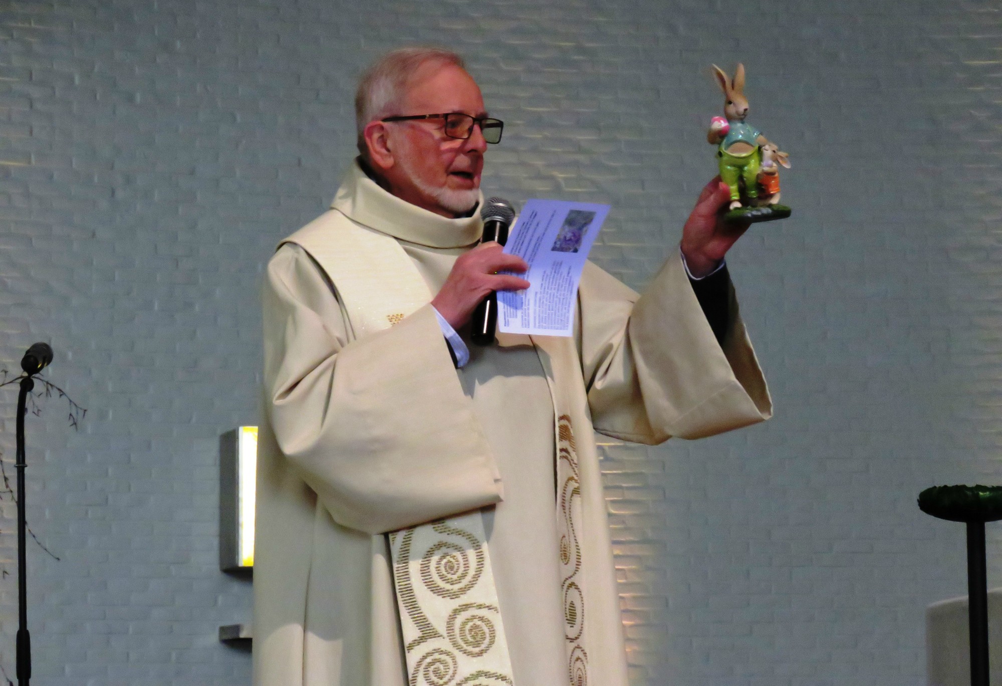 Pasen | Wegwijzerviering | Priester Paul Scheelen duidt ook de betekenis van de paashaas